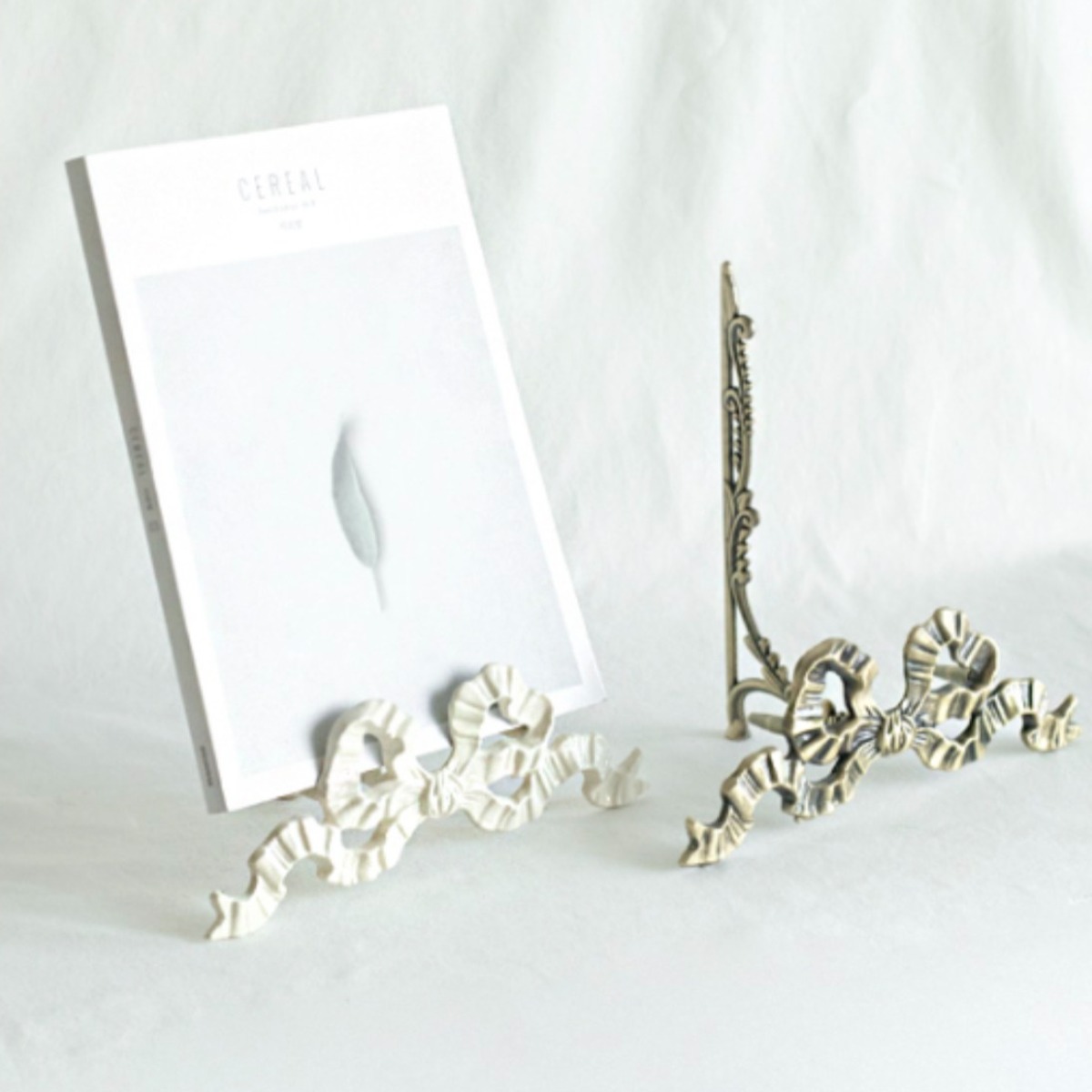 허니상점 리본 이젤 접시 거치대 빈티지 쉐비 앤틱 엔틱 고급 /2size, 2color, 1개 13,600원