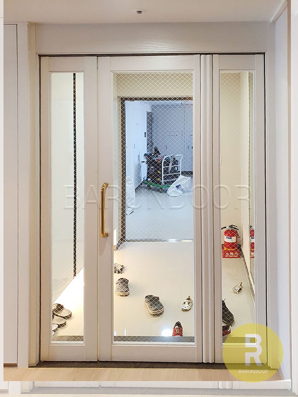 02번 3단스윙중문 펄화이트 투명망입(부식)강화유리 // 현관중문,시공비포함,소음차단,반려견안전,맞춤제작,아파트빌라중문 1,090,000원