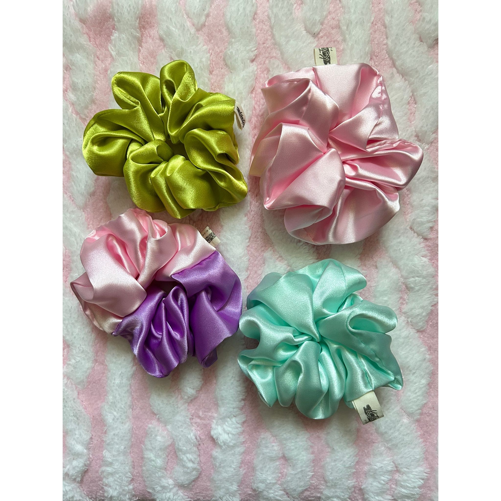 여성 머리끈 스크런치 곱창끈 세트 실크 소재 데일리 헤어 액세서리 4개입 핑크 퍼플 그린 민트 10,000원