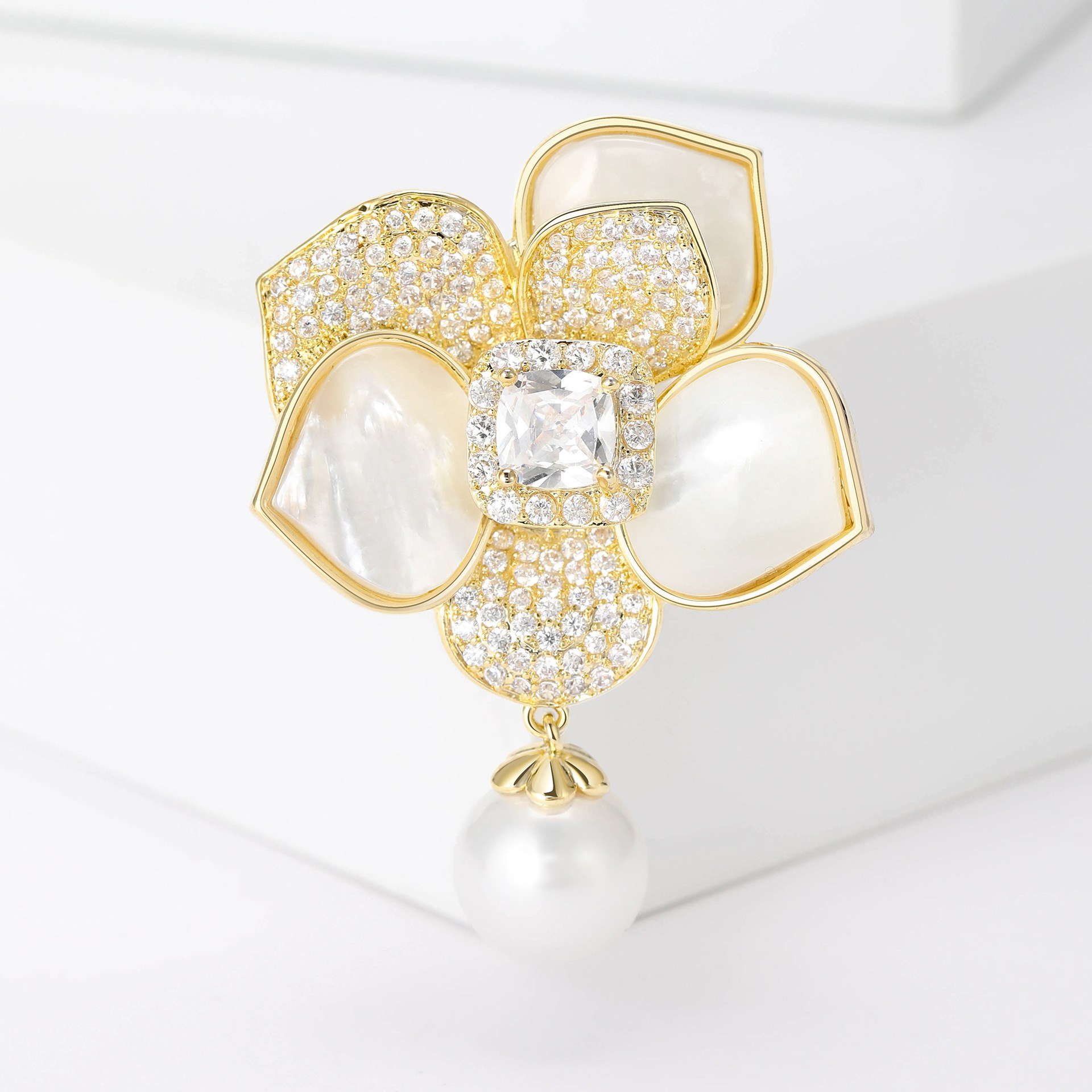 NXNA 14K 골드 엘레강스 동백 브로치 진주 자개 브로치 스타일리시하고 날렵한 옷핀 정장 액세서리 여성 도금 CS-XZ010 59,900원