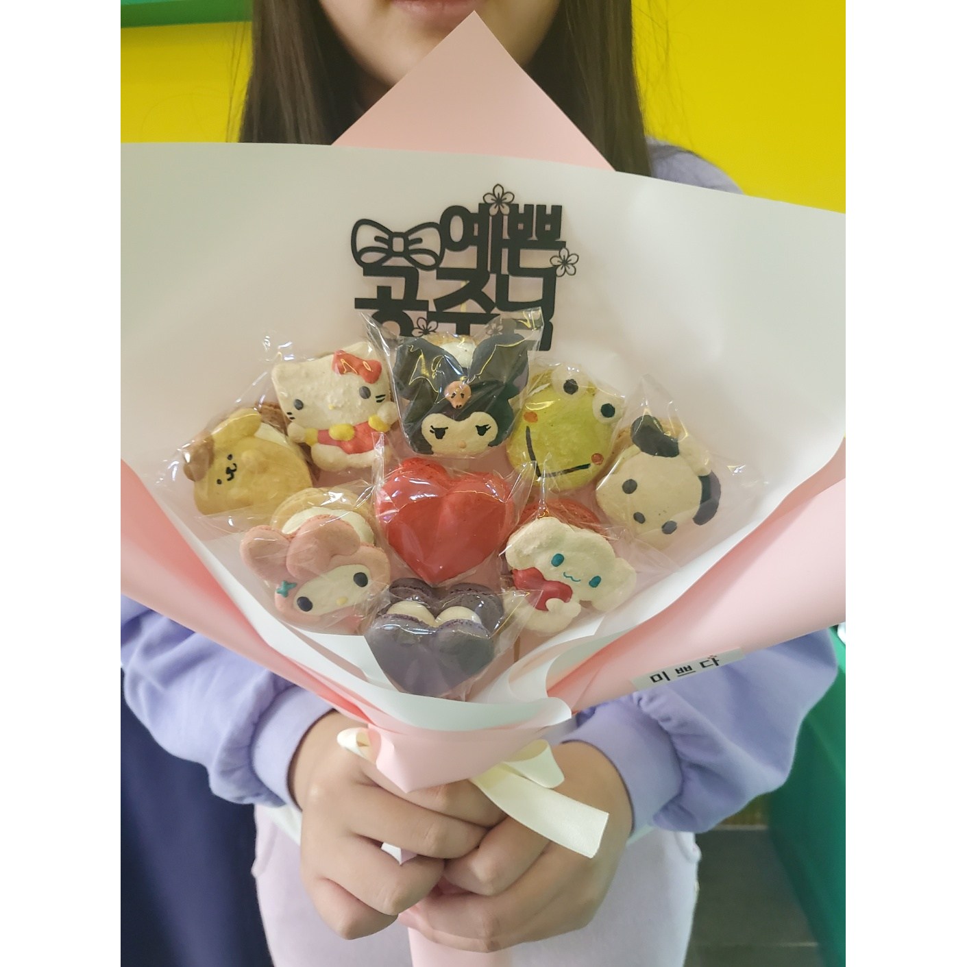 [12시이전주문시당일출고/토일공휴일제외]캐릭터마카롱 축하다발 졸업식꽃다발 축하꽃다발 36,900원