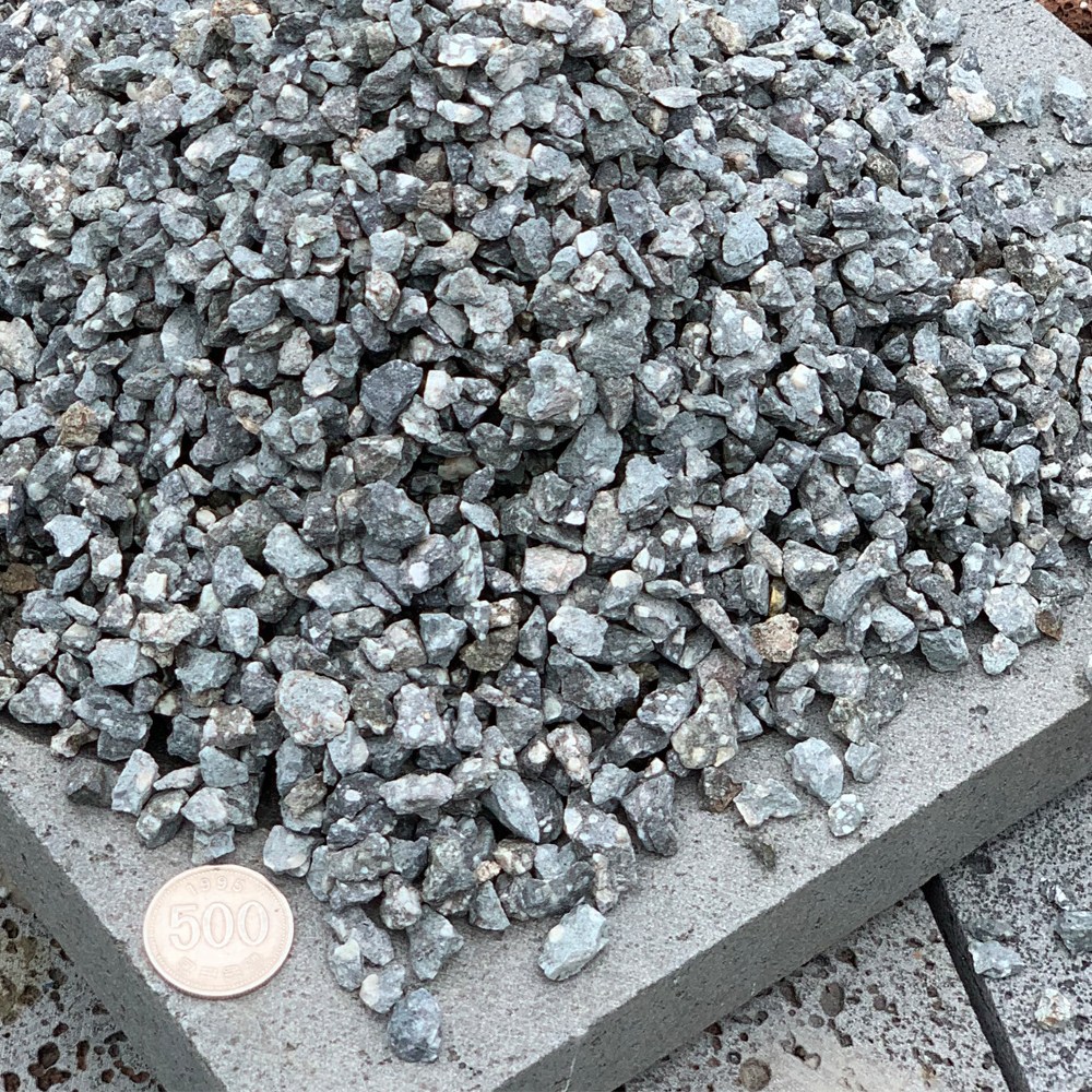 맥반석3kg 소립 자갈 분갈이흙 화분 조경 정원 어항 꾸미기, 1개 8,560원