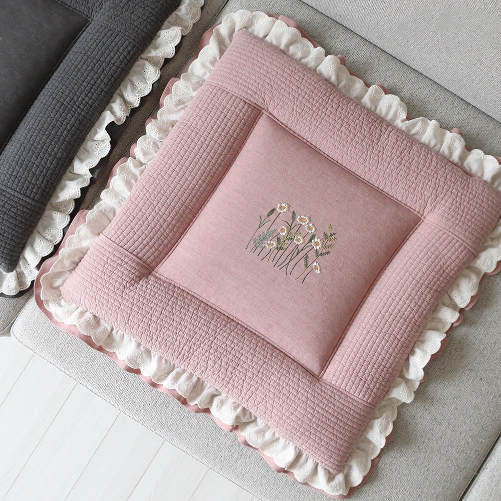 [데코벨] 피그먼트 누빔 데이지 자수 프릴 방석 21,900원