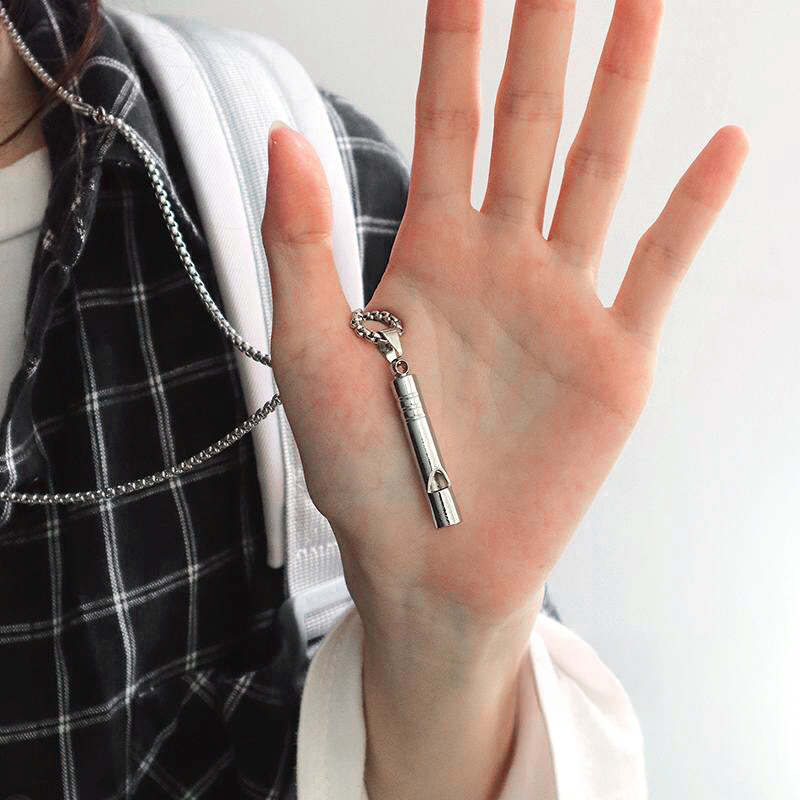 아이루리 호신용 스틱 휘슬 펜던트 목걸이 써지컬스틸 남자 주얼리 호루라기 롱 체인 13,500원