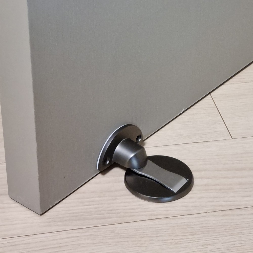 무타공 자석 도어스토퍼 무타공 부착형 현관문 방문 고정 손끼임방지 3,900원