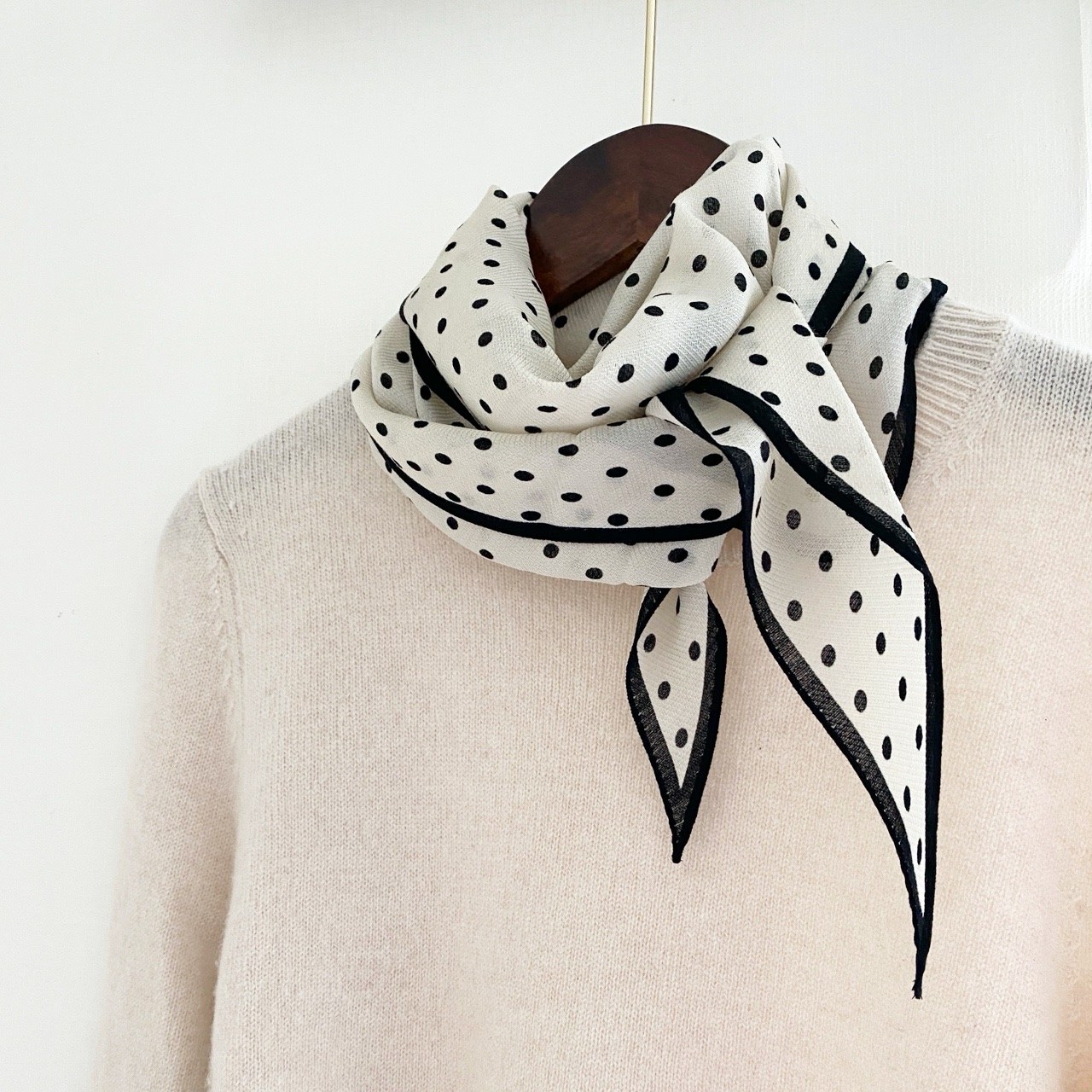 봄 가을 울실크 마름모 도트 땡땡이 목 스카프 39,800원