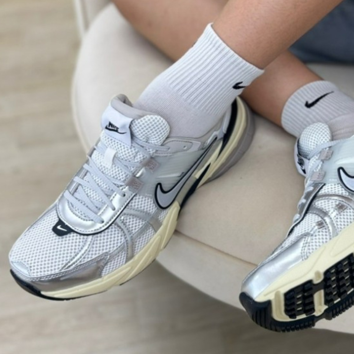 [국내매장정품] 나이키 운동화 V2K 런 써밋 화이트 메탈릭 실버 런닝화 데일리 신발 +신발주머니 증정 114,000원