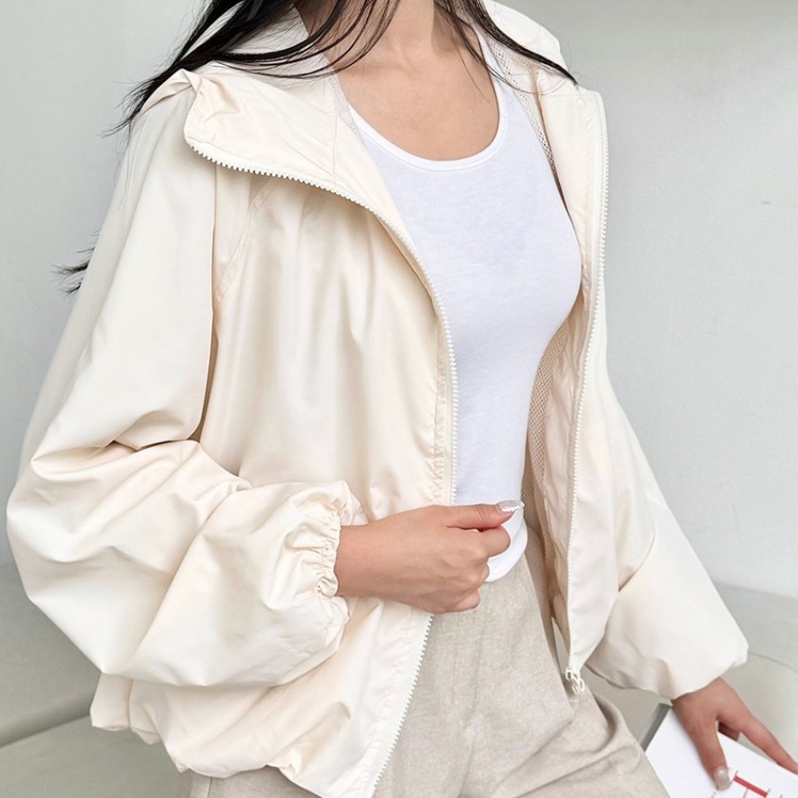 아워니즈 여성 초경량 크롭 후드 집업 바람막이 13,900원