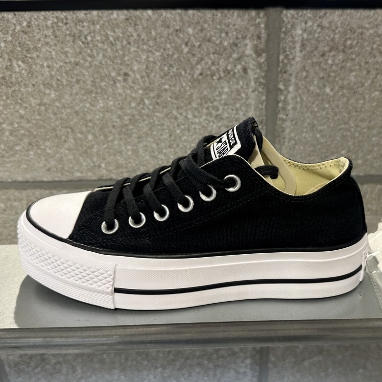 백화점매장판 컨버스 척테일러 올스타 캔버스 리프트 블랙+베어긱스 신발끈(사은품) 560250 79,000원