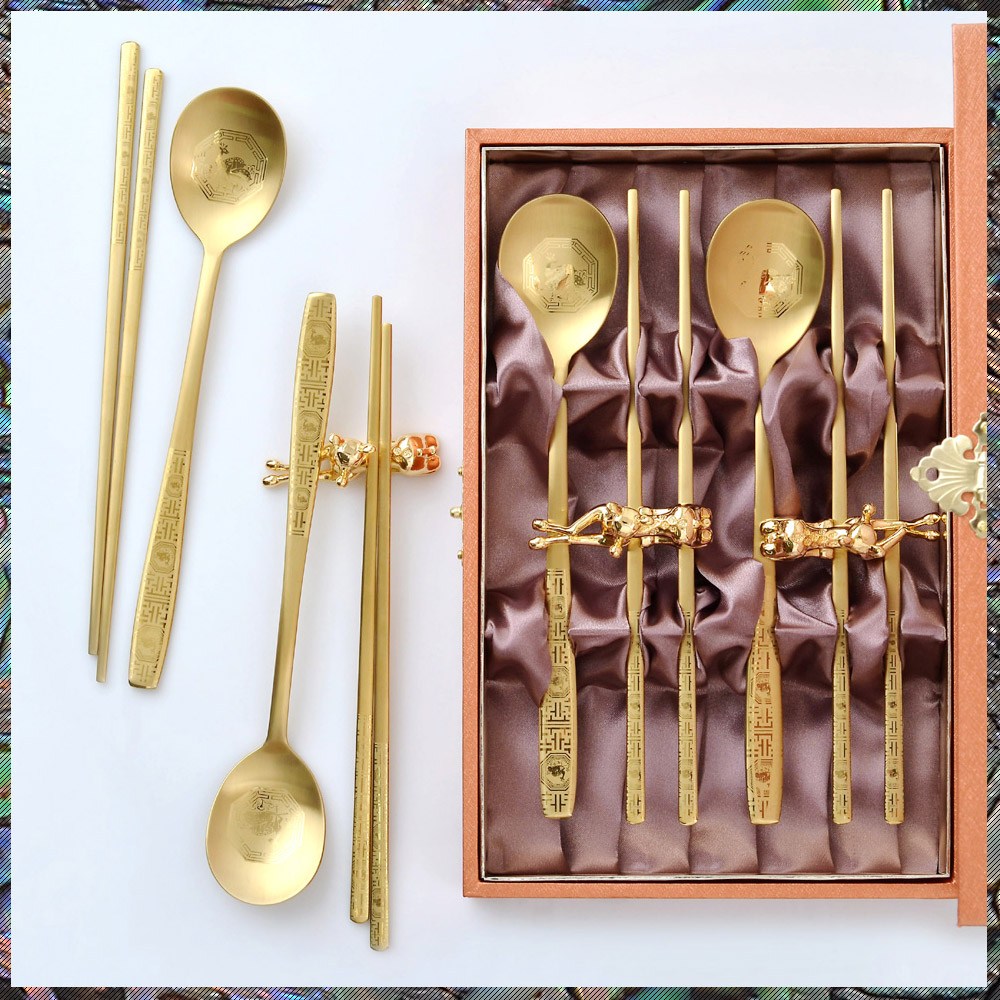 [H.jin NEW뉴 꽃사슴 골드티타늄수저세트(A/B)] 결혼선물 가족친지친척답례품 퇴직자선물 정년퇴임기념품 외국인선물 해외바이어 상견례선물 창립기념일 직원단체선물 환갑 칠순 팔순, 1개 55,000원