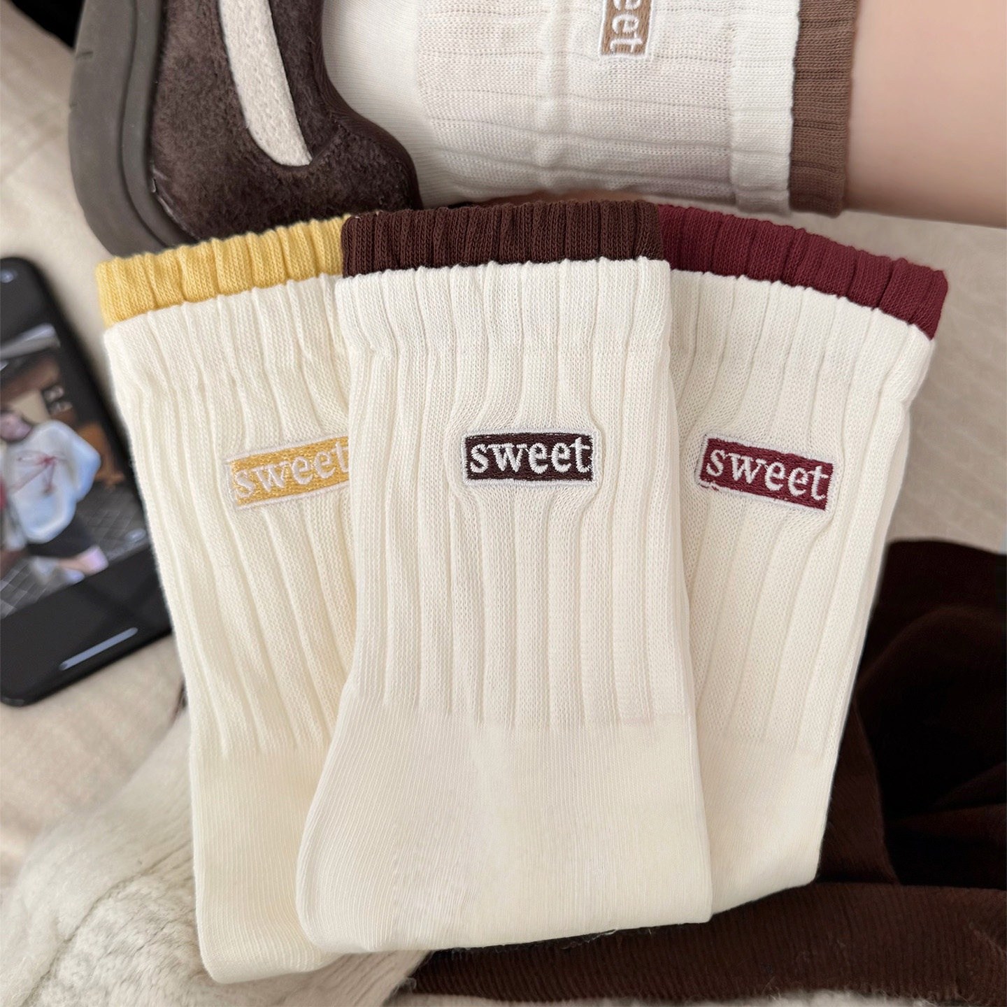 Banjiwu 여성 양말 문자 자수 겨울 양말 장목 양말 중목 양말 두발 양말 운동 패션 4족 세트 24,990원