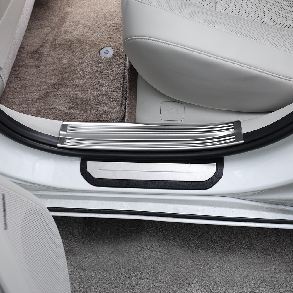 유투카 호환 EV4 도어스커프 커버 자동차 튜닝 용품 도어스텝 스테인레스 몰딩 31,500원