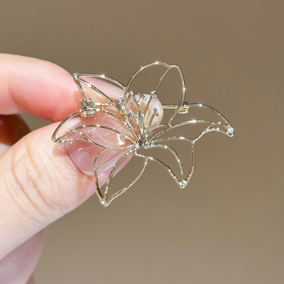 Ramlove 18k 펀칭 백합 브로치의 심플한 액세서리가 정교합니다 HZB-SS102 59,800원