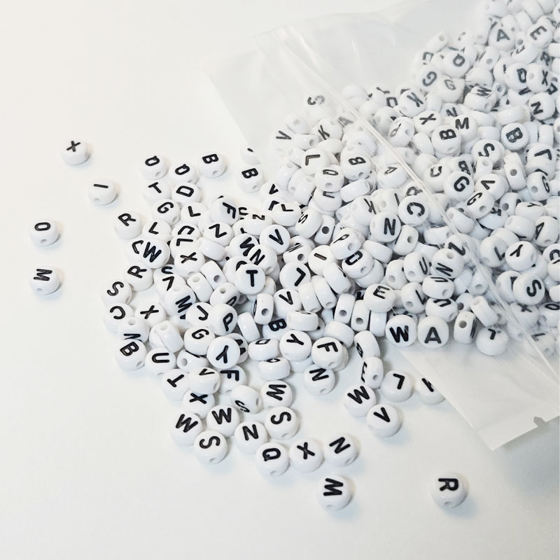 리빙릿 DIY 알파벳 이니셜 비즈 1000개 세트 라운드형 공예재료 10,900원