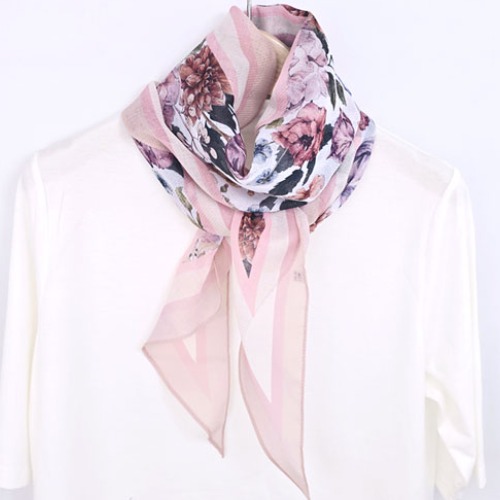 빅 플라워 마름모 스카프 가을 신상 여성 스카프 까레 어깨숄 빅사이즈 다이야 스카프겸용 머플러 24,500원