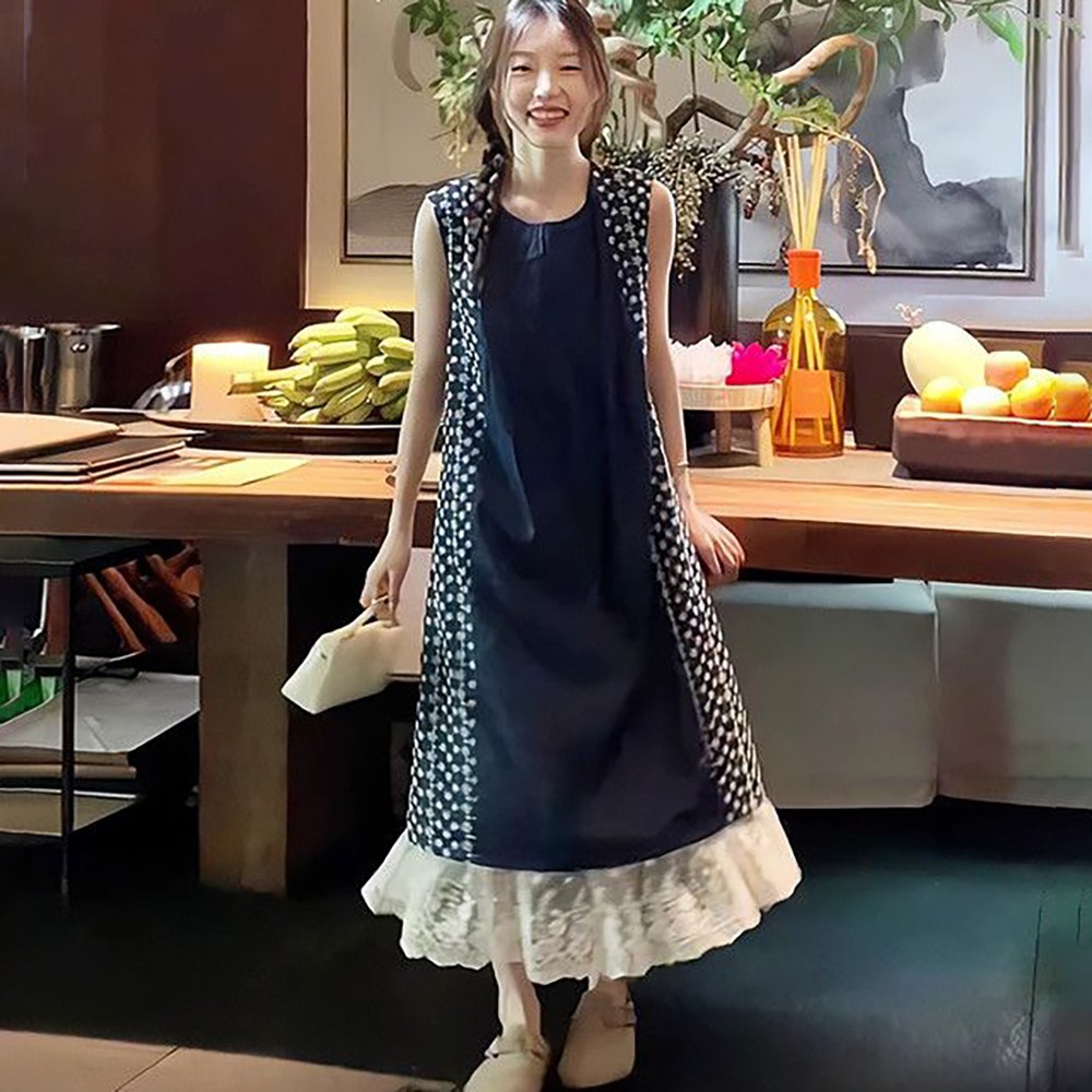 ROYALBELLE 여성 라운드넥 민소매 플라워 배색 롱 원피스 레이스 밑단 루즈핏 원피스 E0052605 32,500원