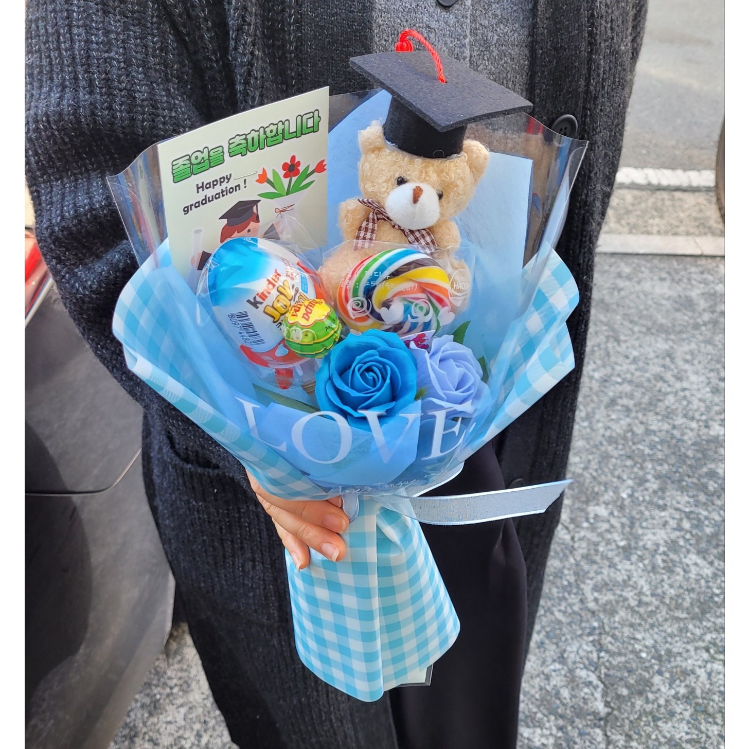 학사모 귀요미 곰 킨더 조이 사탕 비누 꽃다발 재롱잔치 유치원 콩쿨 행사 졸업 학예회 발표회 14,900원