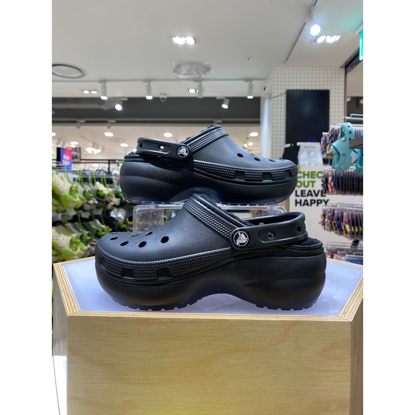 크록스 클래식 플랫폼 라인드 클로그 우먼 블랙 207938-001 64,900원