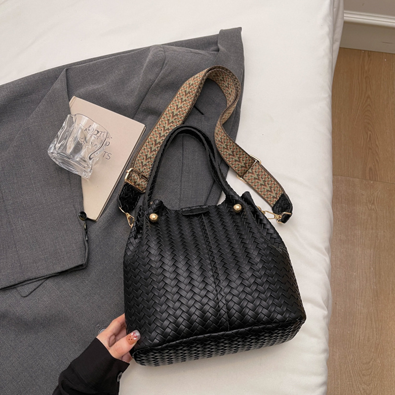 토트잇 벨루아 가죽 위빙 크로스백, 숄더백 26,900원