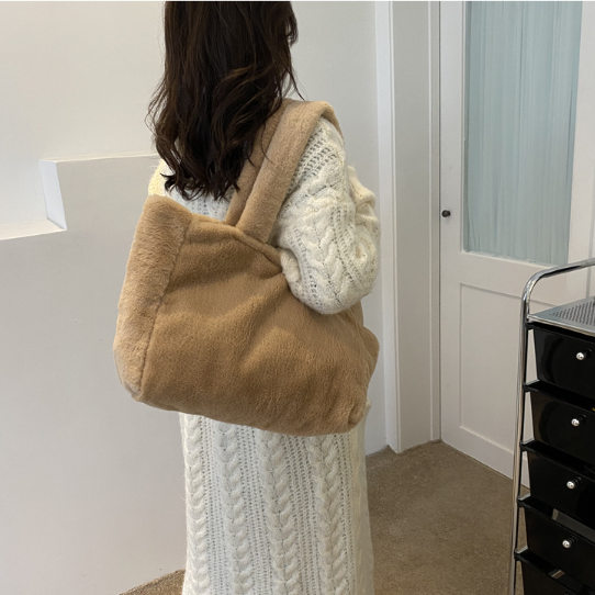 무료배송!! 마트정 포근페이크퍼 스퀘어 숄더백 부드러운 털가방 14,590원
