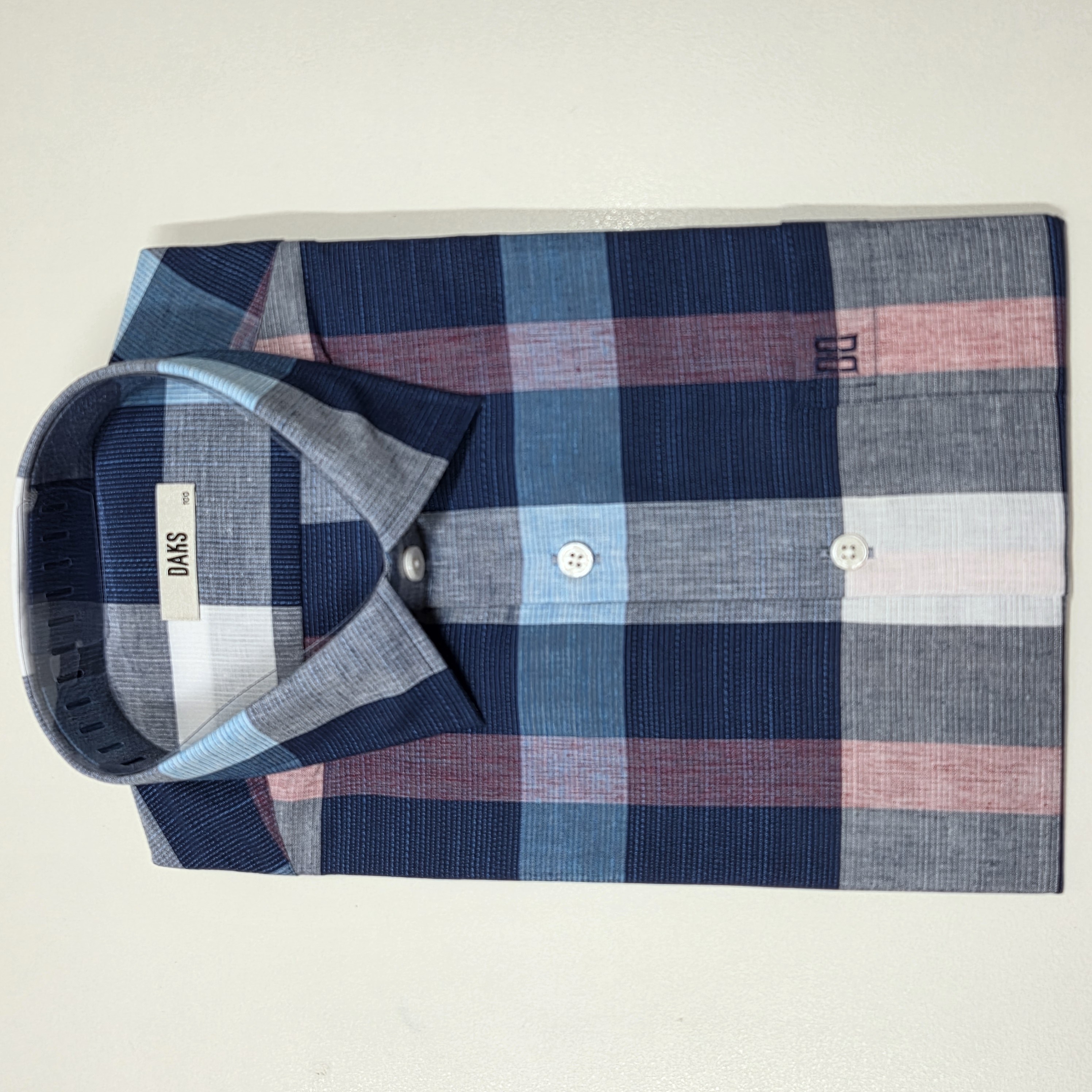 닥스셔츠 [26년SS신상품][백화점인기상품] 레귤러핏 디자인으로 편안한 착용감과 활동성을 강조한 깔끔한 네이비체크 반팔 캐주얼셔츠 90,000원