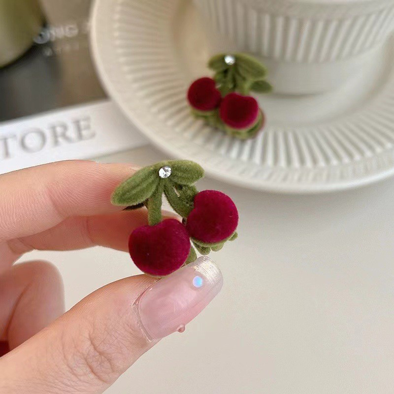모스리나 세린 벨벳 2pcs 플라워 체리 소형 미니집게핀 레드벨벳 헤어핀 9,900원