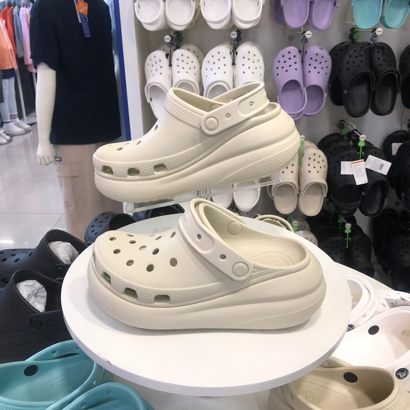 크록스 NC야탑점 여성용 클래식 크러쉬 클로그 베이지 207521-2Y2 69,800원