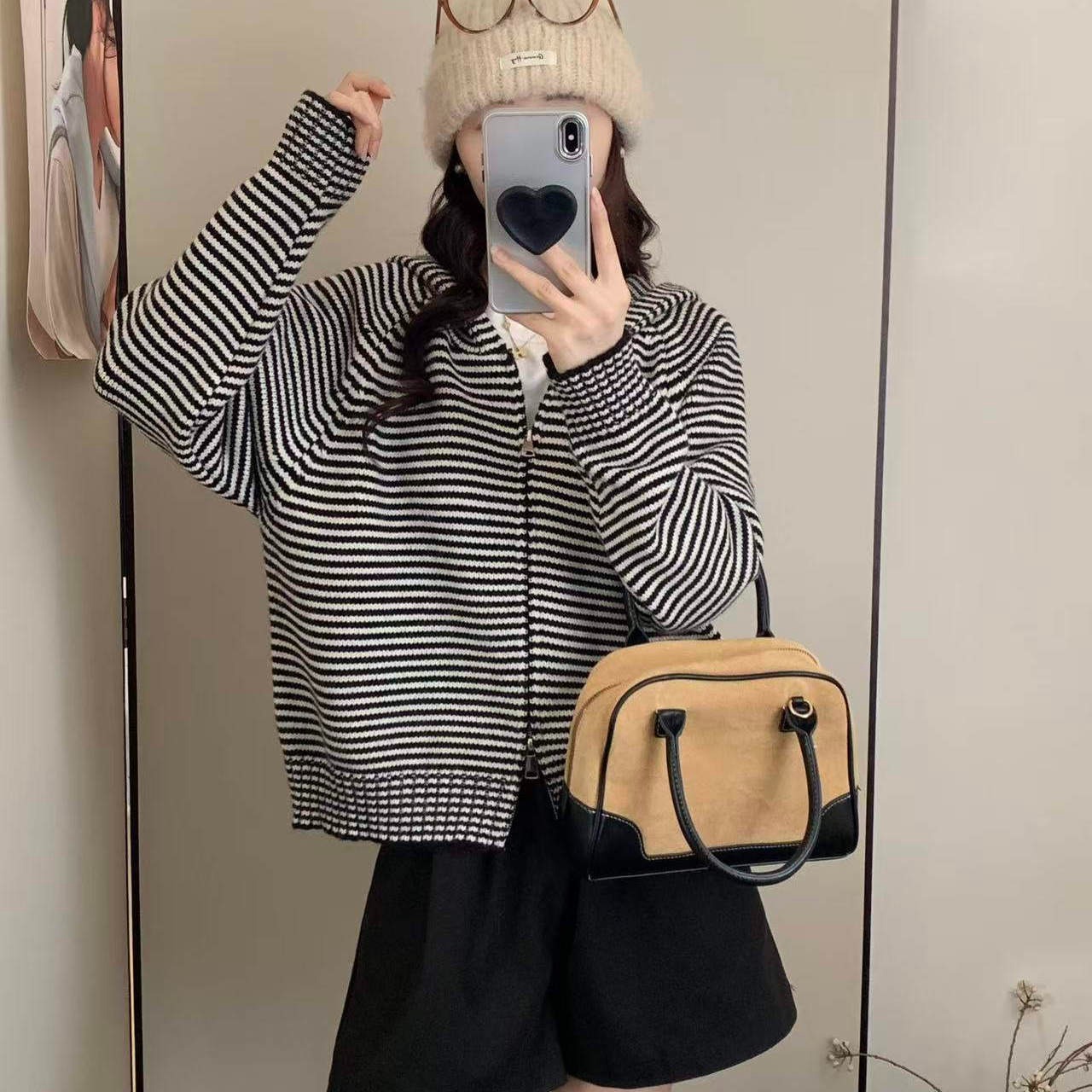 투니스 여성 배색 스트라이프 루즈핏 후드 집업 니트 가디건 33,600원