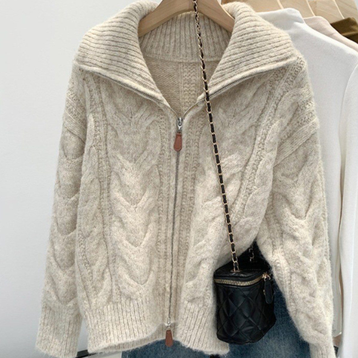 TIMEPURE 봄 가을 여성용 카라 니트 자켓 봄가을에 잘 어울리는 두꺼운 니트와 지퍼 디자인으로 완성된 세련된 일상 외투 빈티지 카라 니트 자켓 39,900원