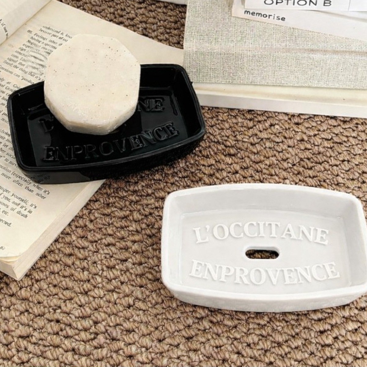 엠컴퍼니 세라믹 물빠짐 비누 받침대 인테리어 비누 받침 트레이 화장실 비누홀더 욕실 세면대 비누 케이스 거치대 비누각 [vhtmffls-967087065], 블랙, 1개 9,800원