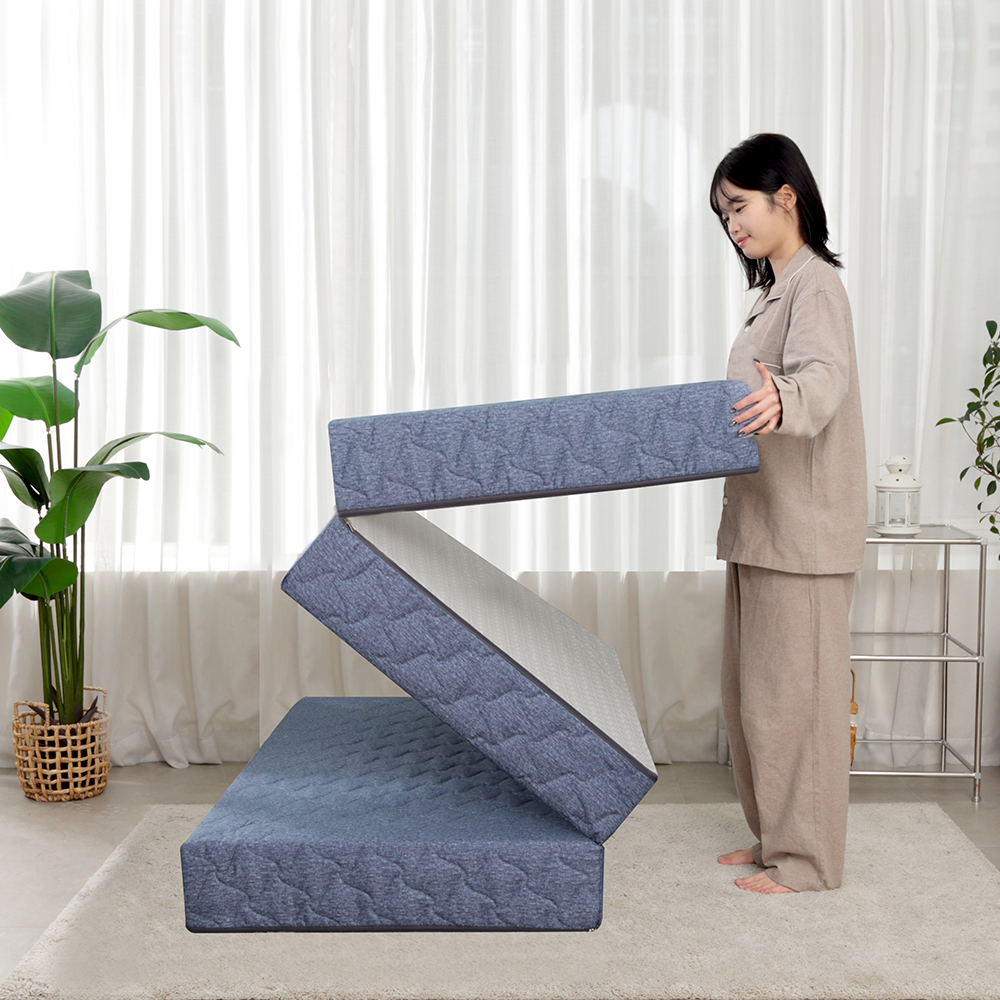 코트니아 국내산 3단 접이식 매트리스 생활방수 탄탄한 원룸 바닥 수면매트 자취 접는 침대 매트릭스 토퍼 113,000원