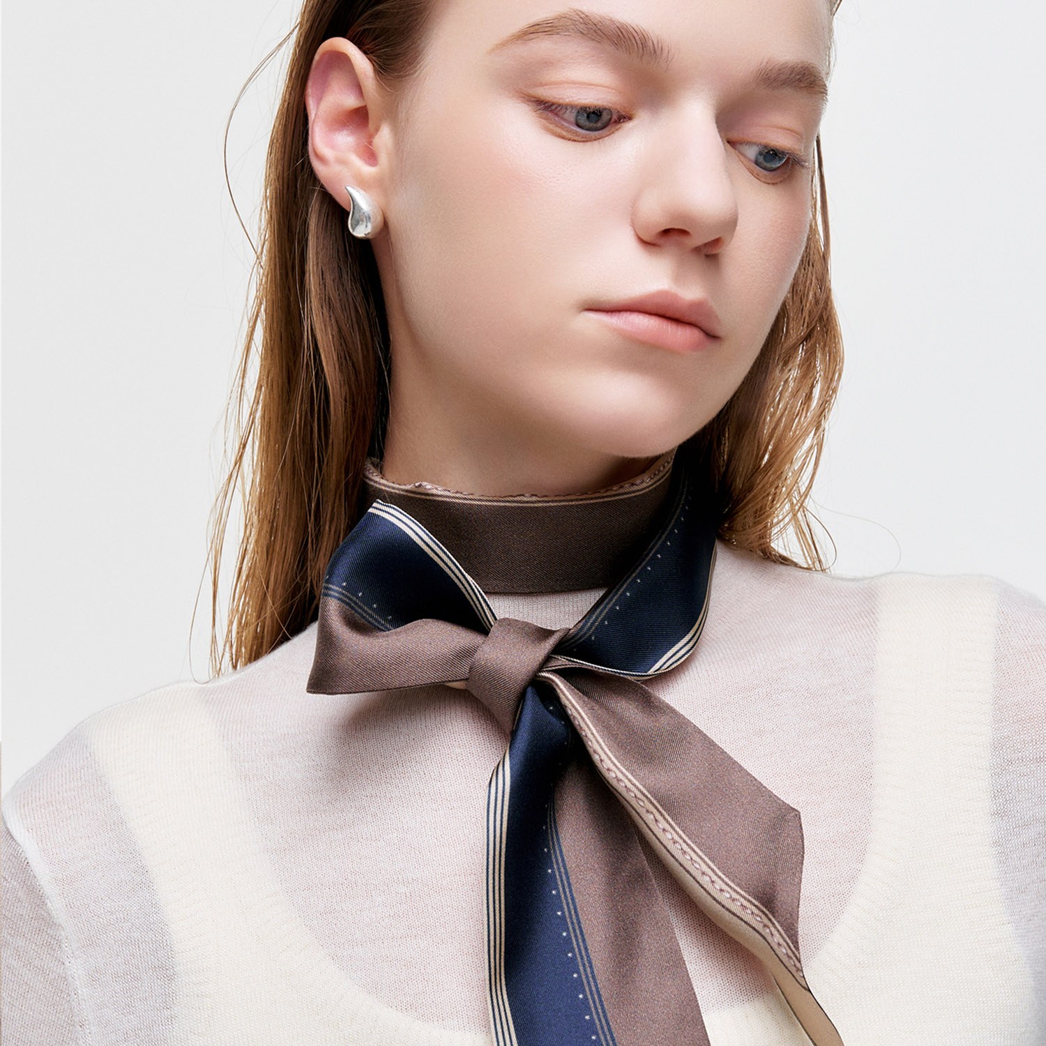 [생럭슈]긴 쁘띠스카프 로이아 네이비 SL25FLTLANV 79,000원