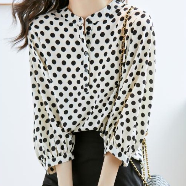 패션고리 여성 라운드 단추 땡땡이 쉬폰 블라우스 H702 29,000원