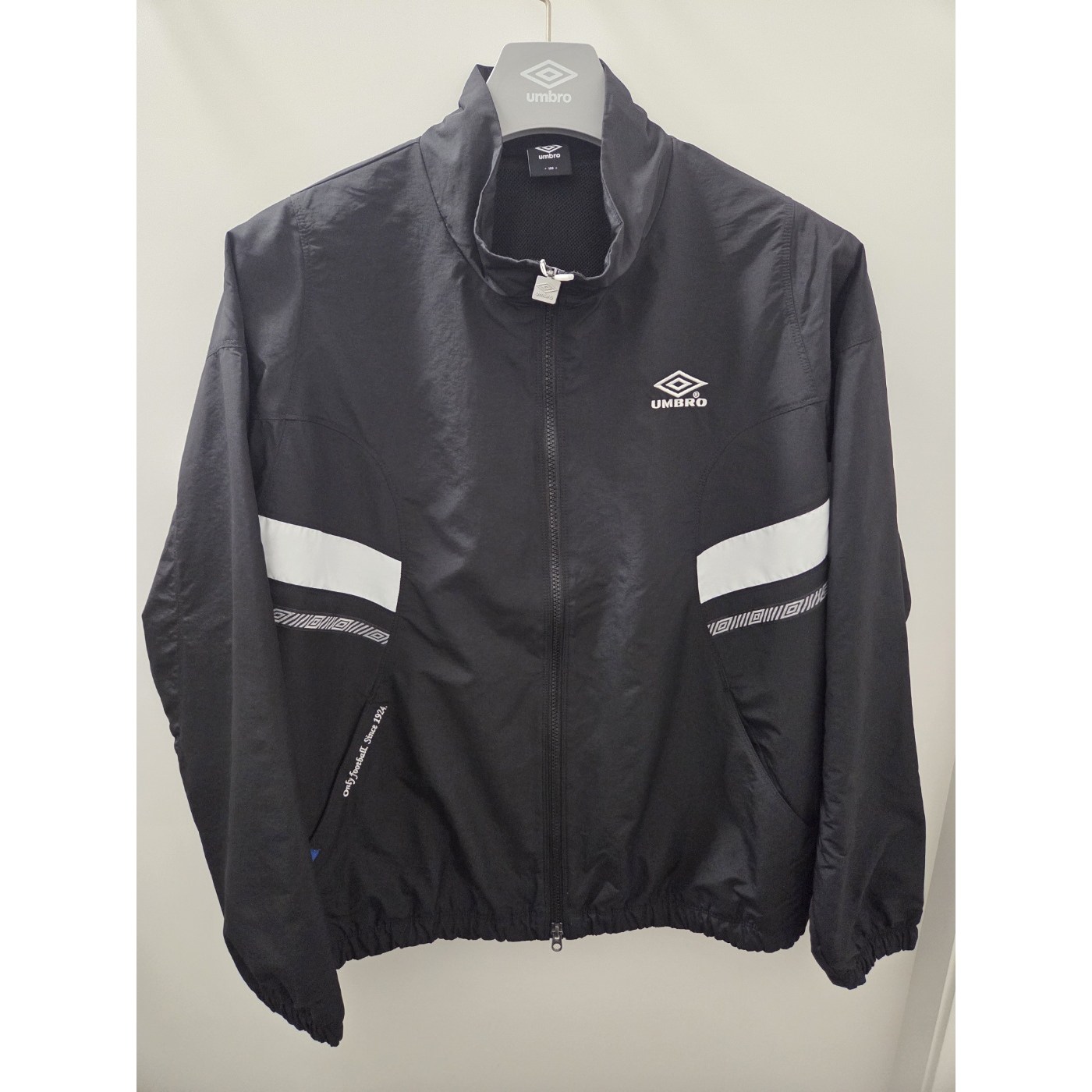 (국내백화점판) UMBRO 엄브로 26년 남녀공용 헤리티지 트랙 우븐 바람막이 자켓 UR121CJK13 152,100원