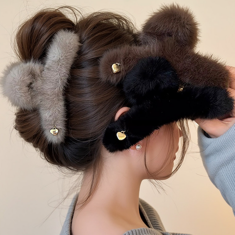 [3개 세트] 14cm초대형 빅사이즈 털 퍼 헤어 집게핀 겨울 대형 머리핀 올림머리 하트펜던트 8,700원