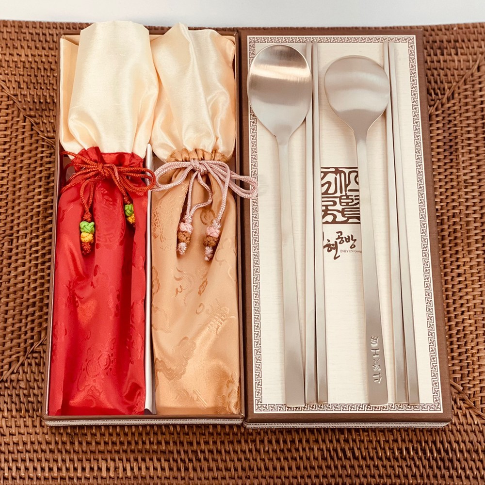 로켓배송 (VVIP 명절선물세트)30년전통 인현공방 방짜유기수저2벌세트 (전통한지케이스+고급선물포장) /인현공방 고급한자각인 유기수저 선물세트로 소중한분께 건강수저를 선물하세요, 골드, 1세트, 수저2P저분4P 78,130원