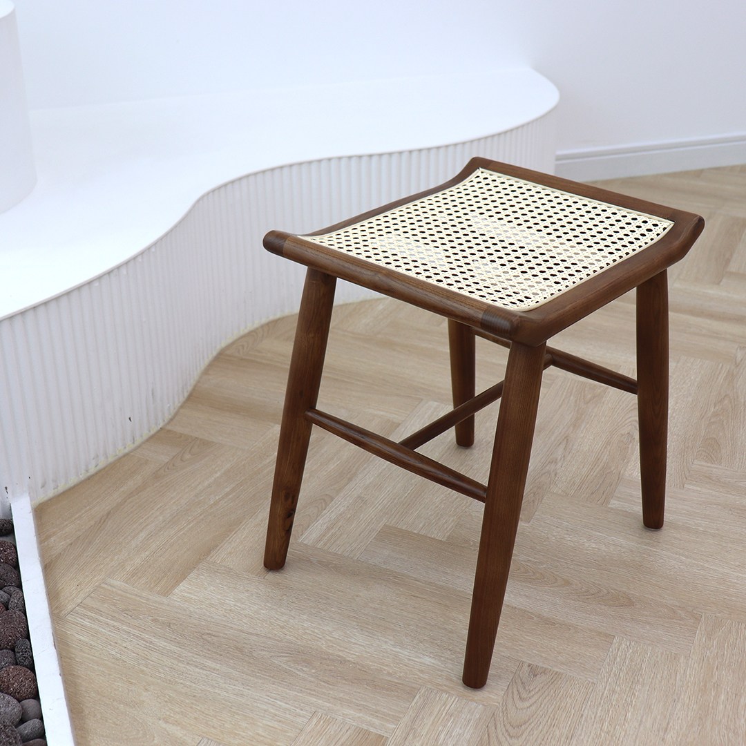[파스텔우드] 고급 원목 카페 인테리어 라탄의자 화장대 보조의자 스툴 84,000원