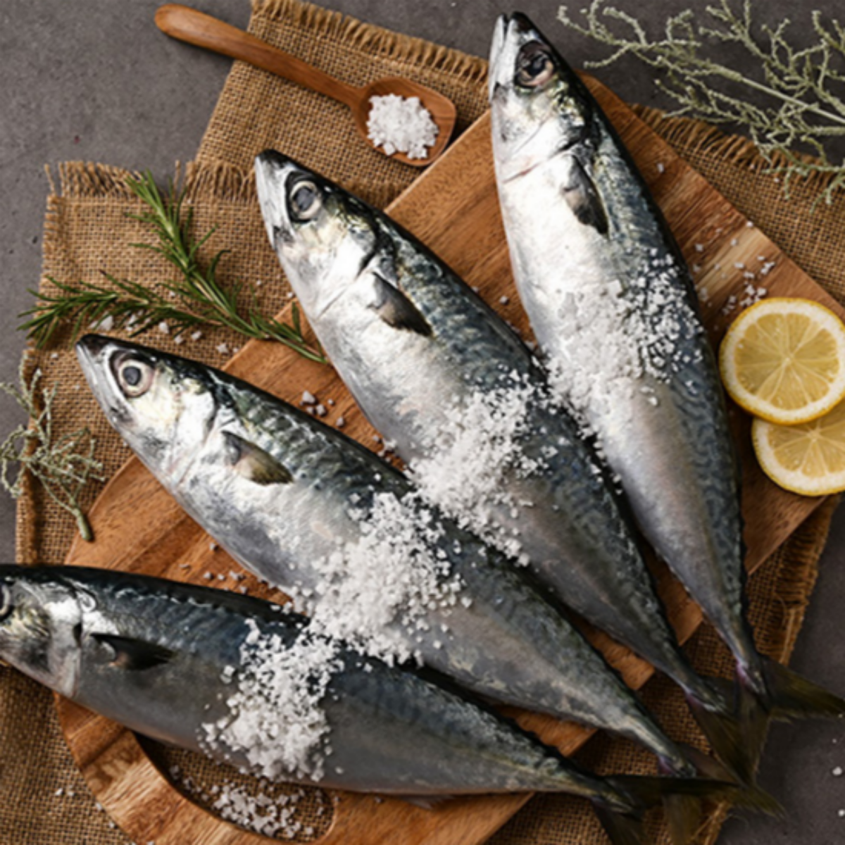 [당일손질] 집에서 간편히 즐기는 담백한 고등어 살이 도톰하고 고소한 맛의 고등어 매일 식탁에 올리기 좋은 고등어, 1개, 이하나몰 고등어 중소 15팩 (마리당 100~120g) 59,100원