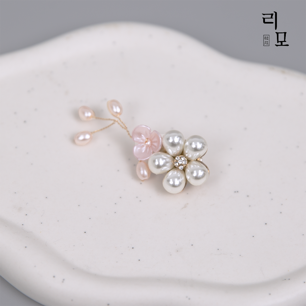 리모 한복 브로치 진주 매화꽃 여아 돌 아기 장식 소품 14,000원