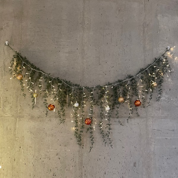 모리앤 크리스마스 180cm 스프레드 가랜드 + 장식볼 + 커튼조명 세트 44,820원