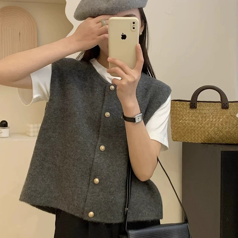 굿도우 여성 라운드 넥 버튼 니트 조끼 15,900원