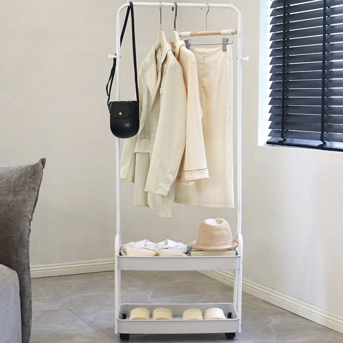 [재고정리 특가] 이동식 2단 바퀴 행거 철제 간이 1인 선반 옷장 튼튼한 코너장 스탠드 헹거 시스템 드레스룸 이동행거 조립식 폴행거 옷걸이 수납 미니 코너 선반 수납장 28,800원