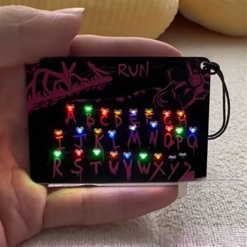 ODMA 스트레인저 띵스 알파벳 카드 라이트 펜던트 기묘한 이야기 플래시 카드 무음, 1개, 블랙 35,700원