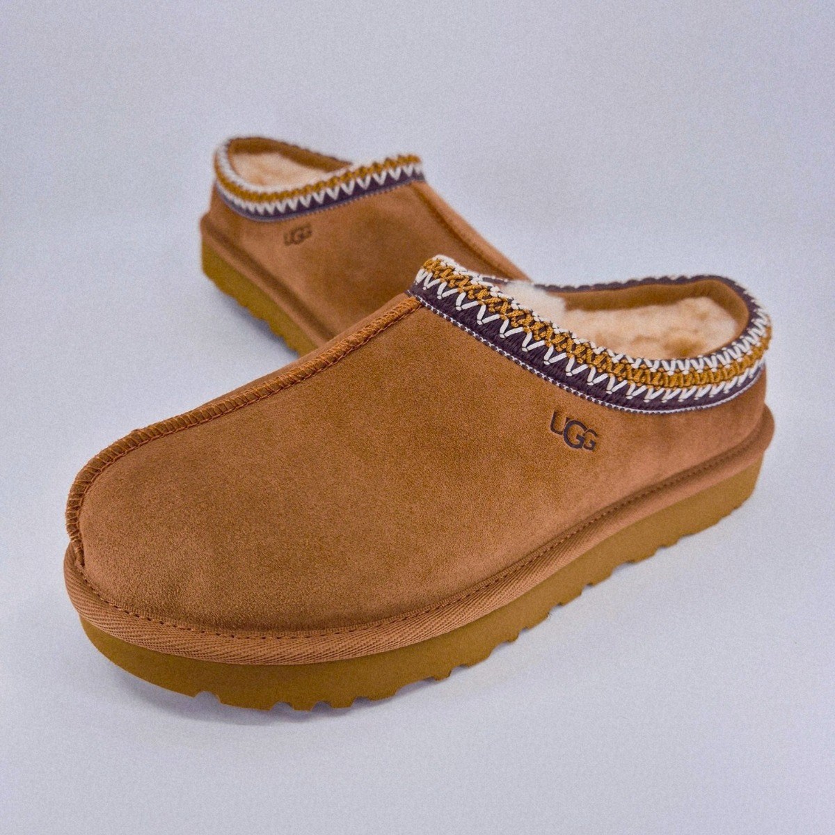 [백화점정품] UGG 어그 타스만 시그니처 스웨이드 양털 슬리퍼 + BRANX 양말 199,000원