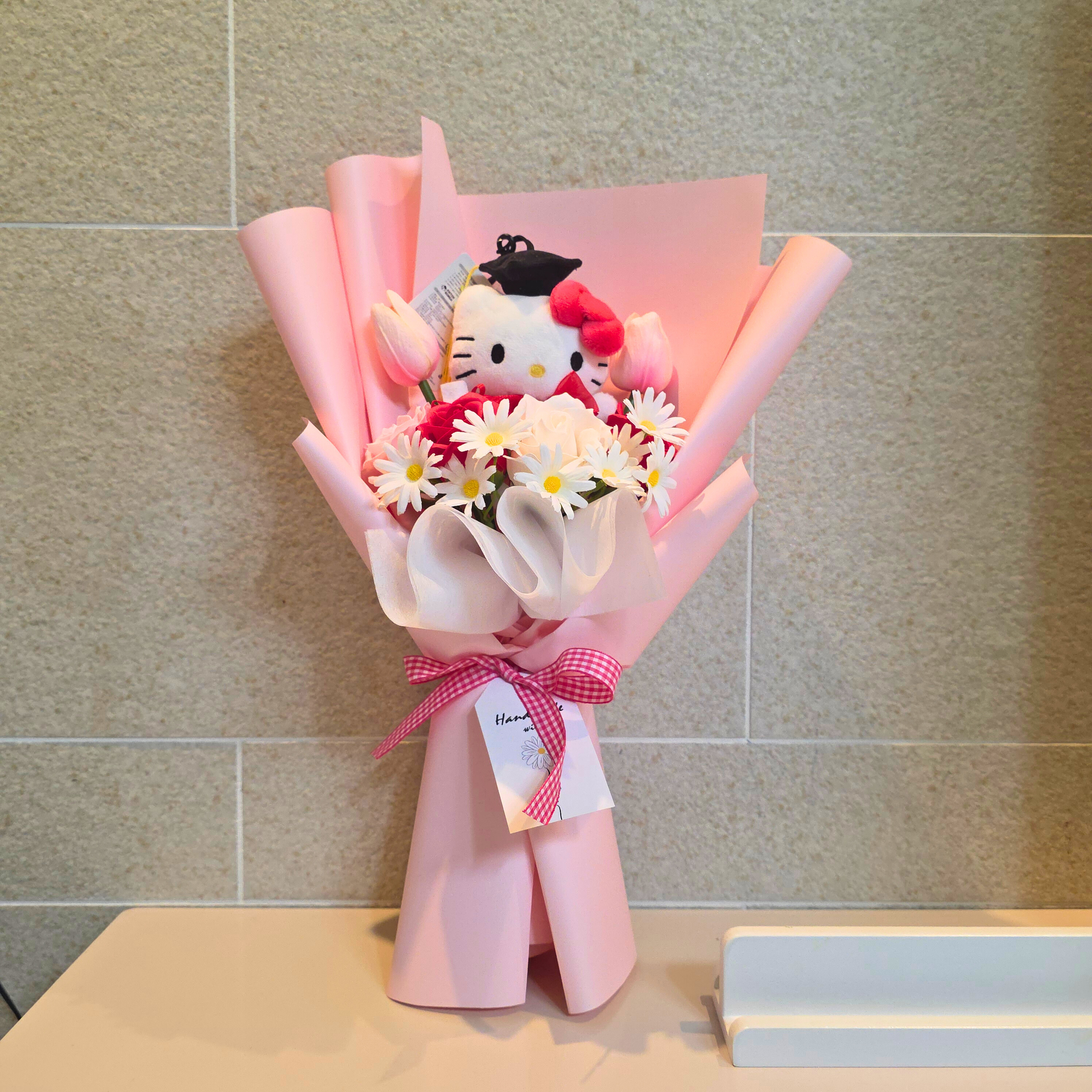 플라워허니B 학사모 산리오 뉴 인형 비누꽃다발 졸업식 학예회 입학식 생일선물 26,000원