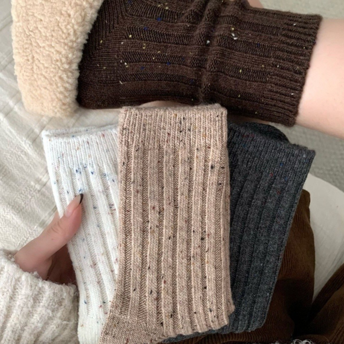 Banjiwu 여성 양말 무지 스트라이프 겨울 양말 중목 양말 장목 양말 중목 양말 수면 양말 세트 빈티지 도톰한 보온 운동 울 무압박 도트사 면 양말 4족 세트 9,990원