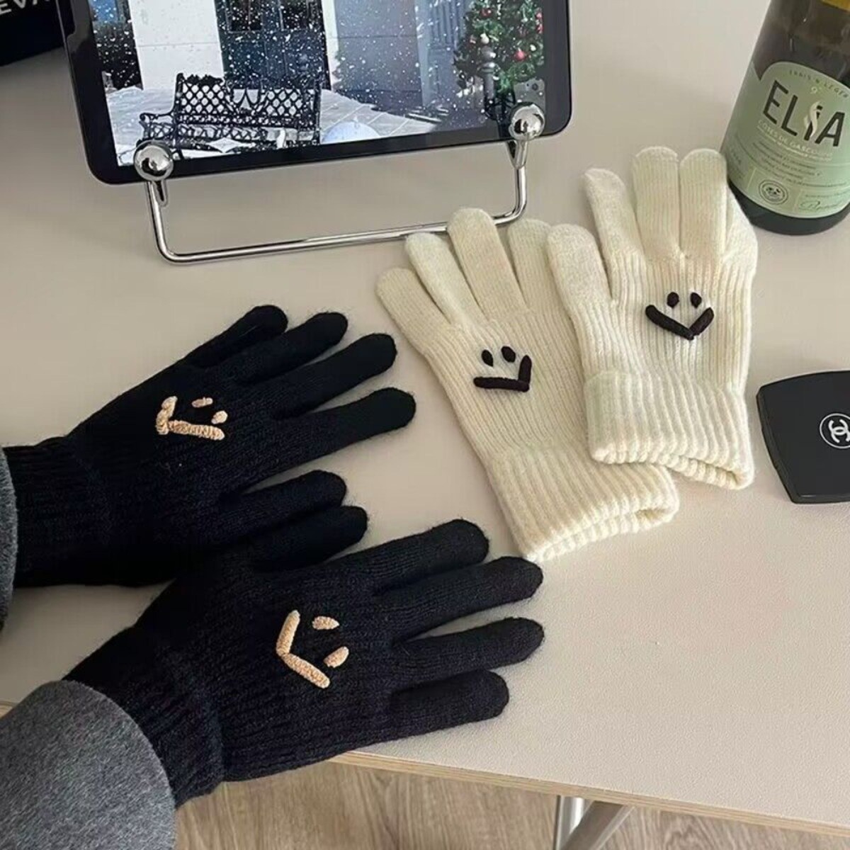 드로우데이즈 스마일 핑거홀장갑 스마트폰 터치 여성 겨울장갑 13,400원
