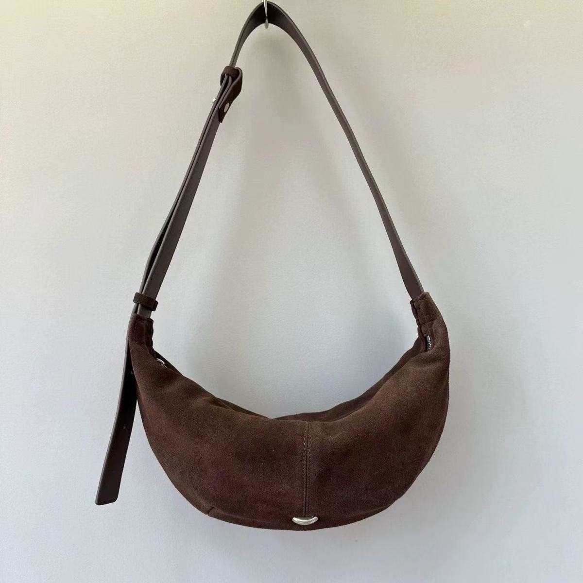 카리아스 데일리 스웨이드 반달 크로스백 가벼운 미니멀 숄더백 가을 겨울 휘뚜루마뚜루 호보백 32,500원