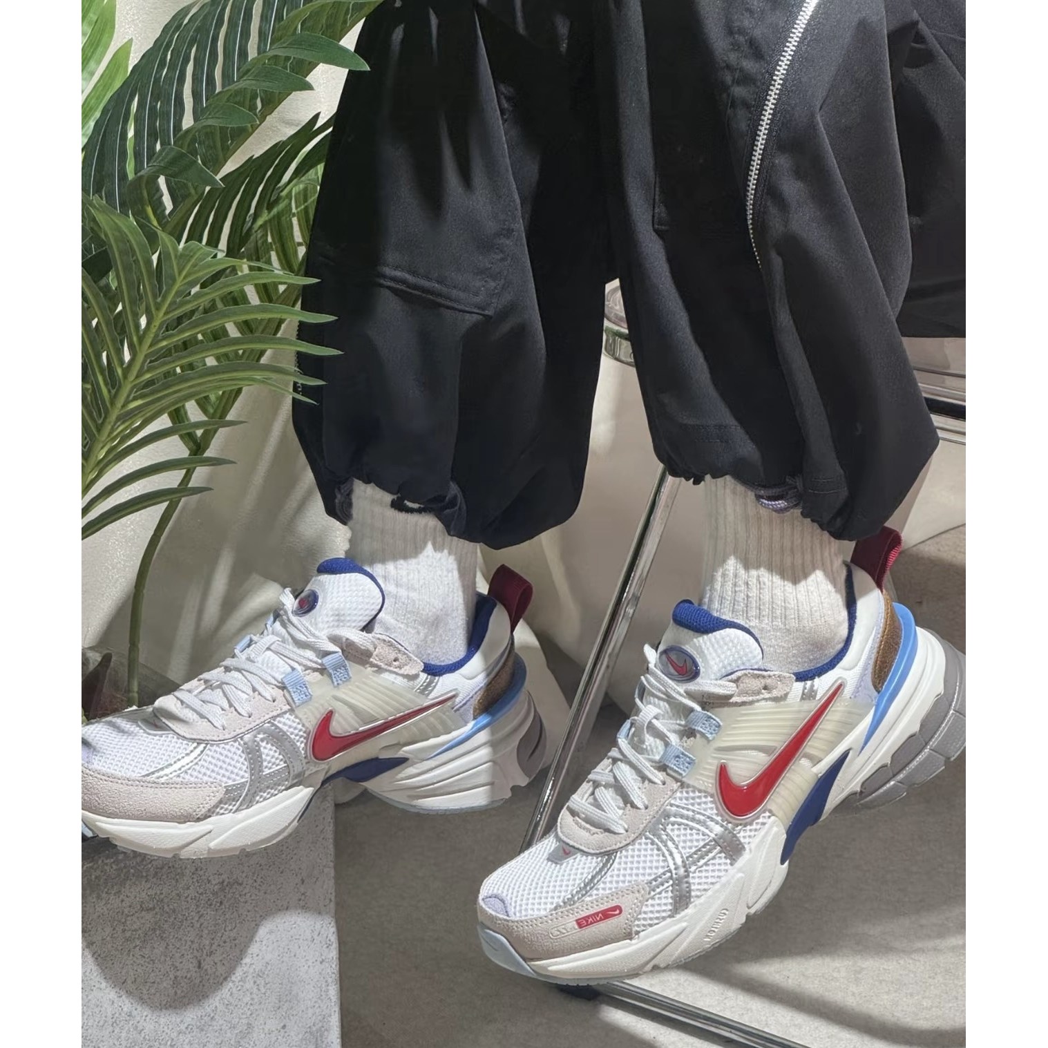 나이키 운동화 V2K 런 메탈릭 실버 짐 레드 발편한 런닝화 경량화 조깅화 150,690원