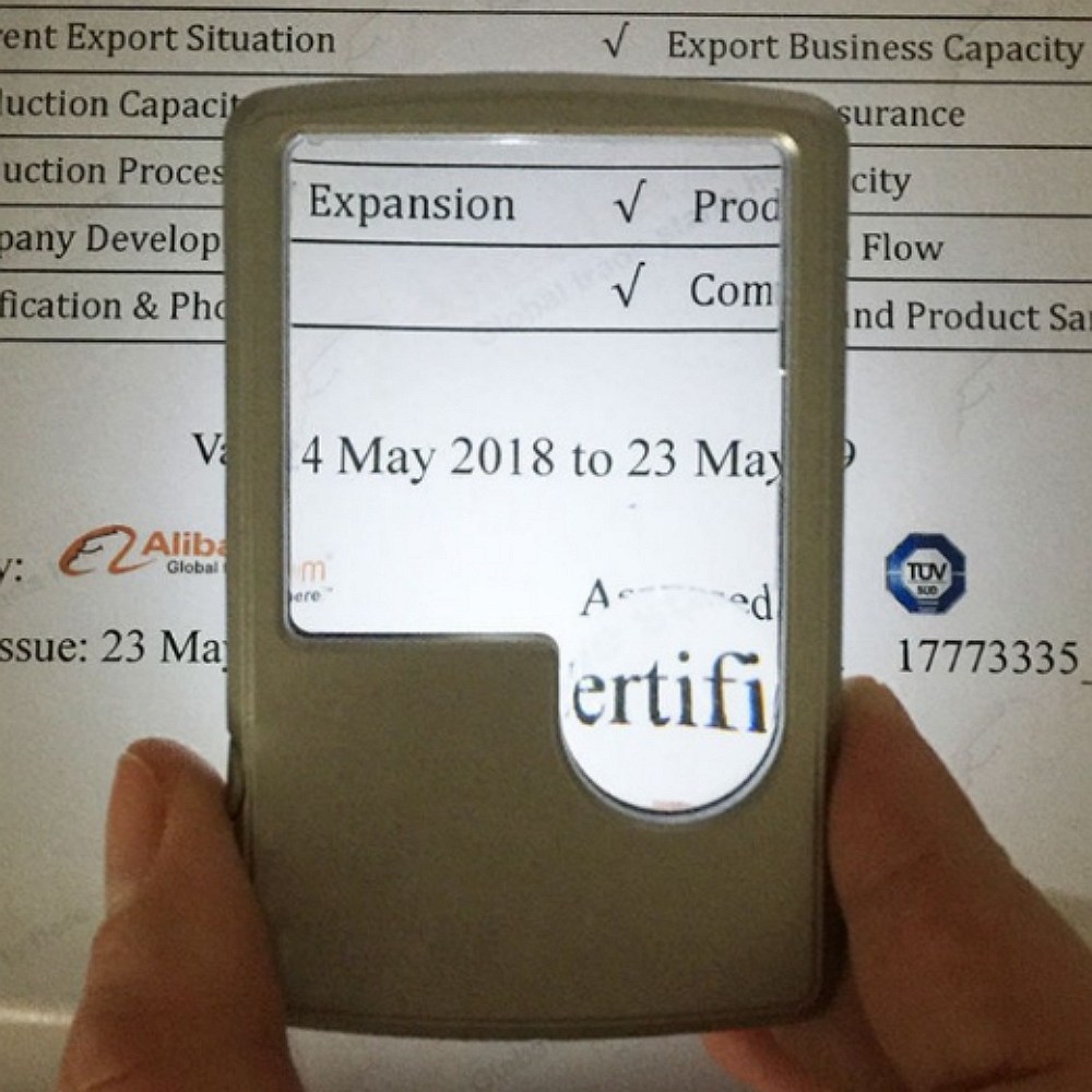 휴대용 LED 카드형 돋보기 어르신 노인 부모님 학생 책 신문 독서 확대경 미니 확대기 2,560원